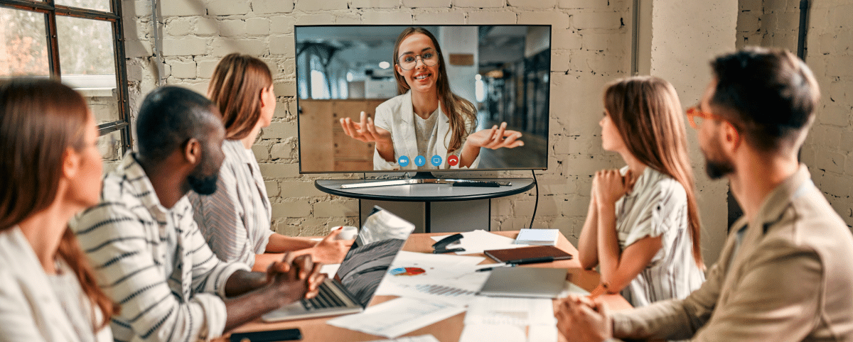 Das Bild zeigt ein Online-Videotraining mit Videokonferenz und einem Team von Auszubildenden